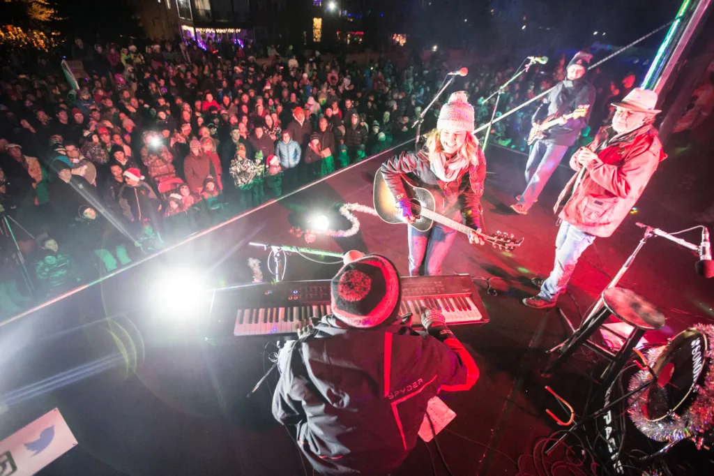 COncert aboard the CP Holiday Train