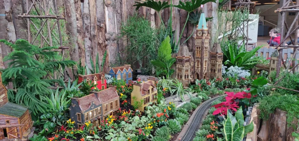 Small building set up alongside the tracks at royal botanical gardens holiday train exhibit