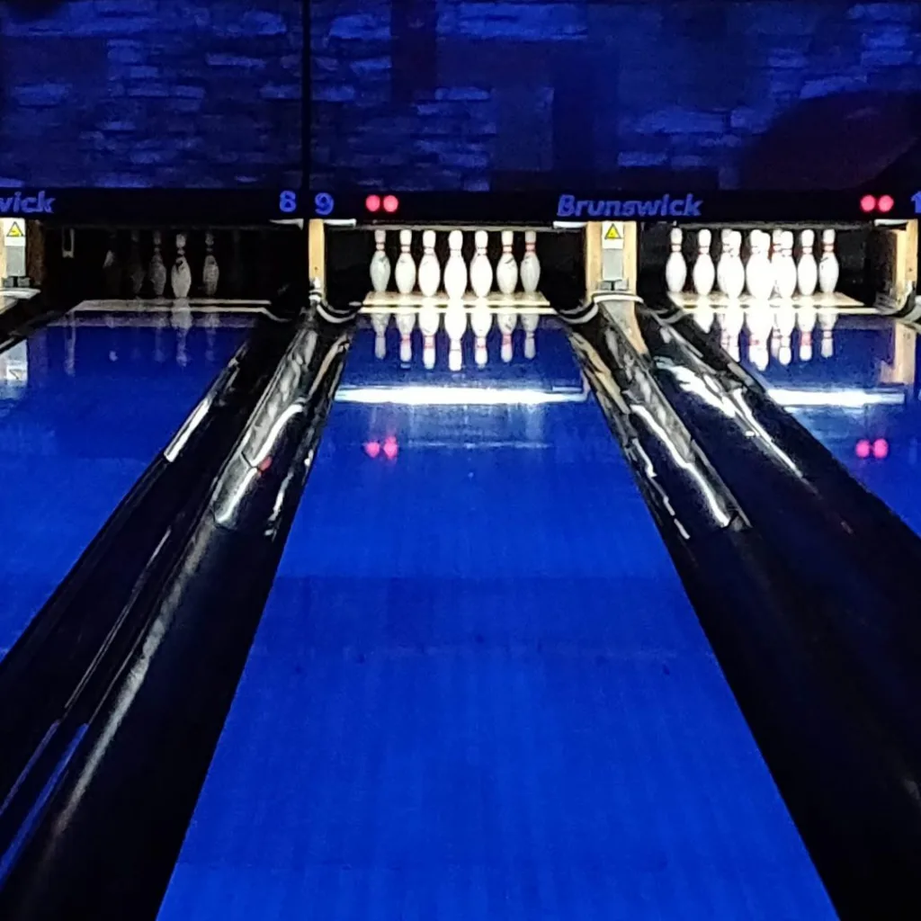 Splitsville Burlington bowling lanes